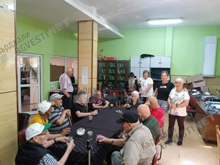 Кърджалийци от Дома за стари хора бяха посрещнати радушно в Клуба на инвалида