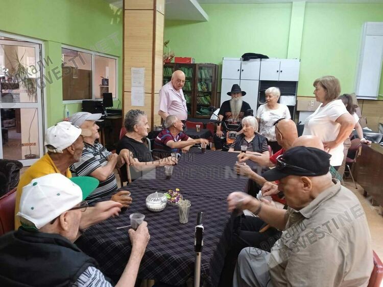 Кърджалийци от Дома за стари хора бяха посрещнати радушно в Клуба на инвалида