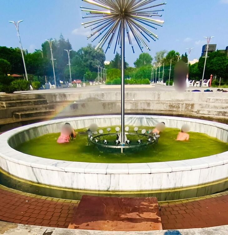 Откриха плувното лято в Кърджали в… единствения работещ шадраван