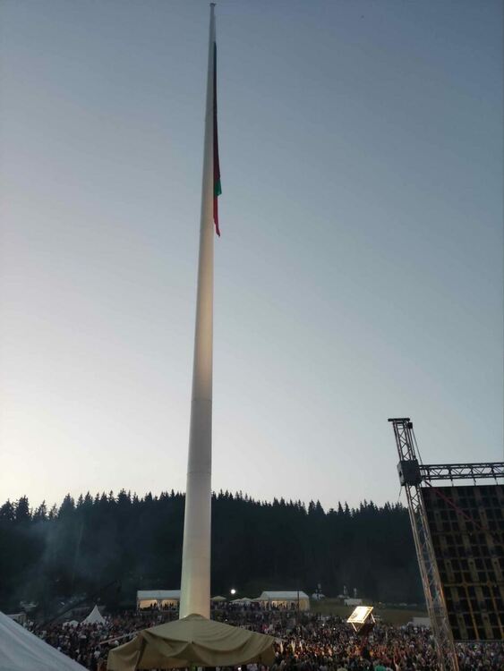 Трибагреникът бе издигнат тържествено на Пилон "Рожен" в присъствието на президента Радев