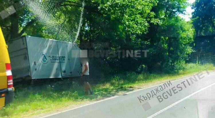 Камион не успя да вземе завой на пътя за Джебел,за малко да полети в дерето