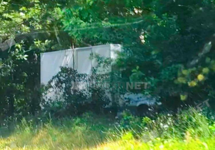 Камион не успя да вземе завой на пътя за Джебел,за малко да полети в дерето