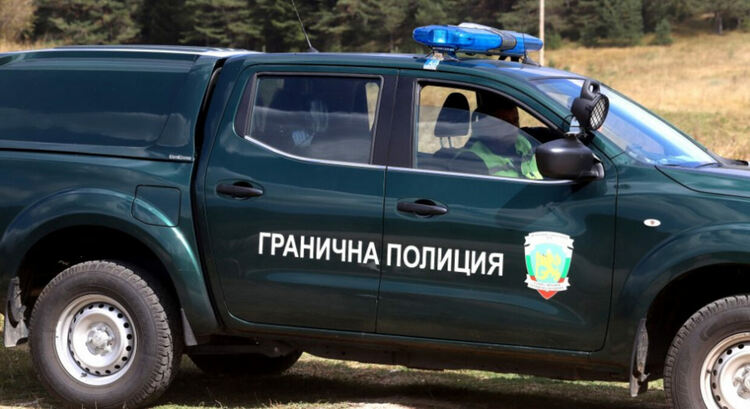 Дрогиран водач без книжка и с 12 мигранти опита да избяга от полицаи 