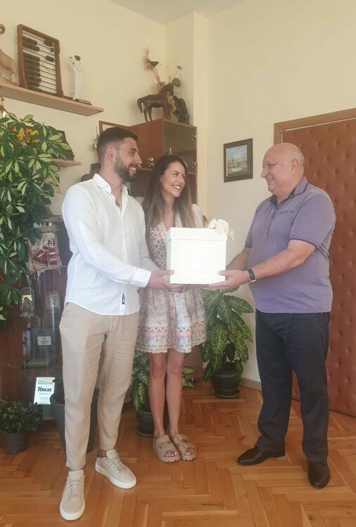 Дарение на болницата вместо цветя за сватба