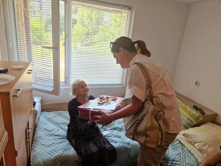 100-годишната баба Атанаска получи подарък от кмета на общината за юбилея си 