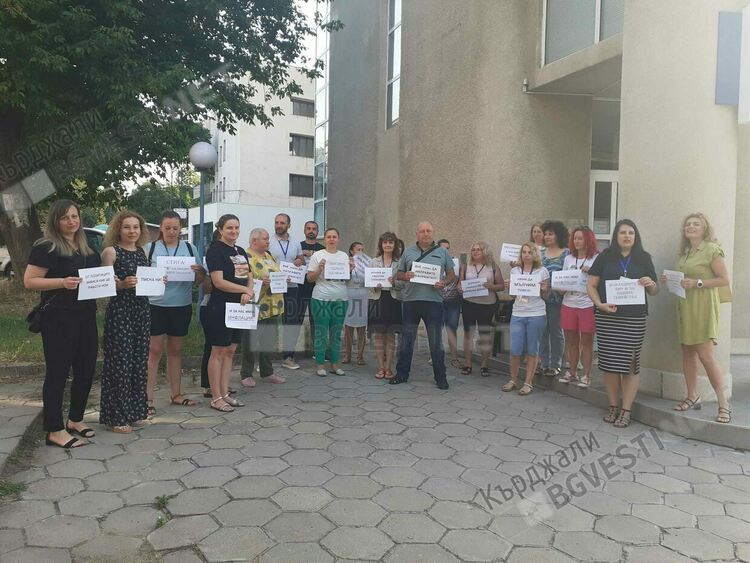 Нов протест на служителите от НОИ в Кърджали, настояват за увеличение на заплатите