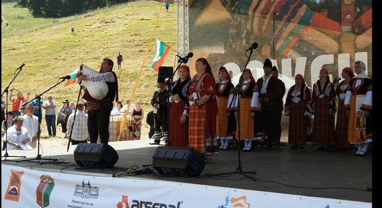 Младите таланти на „Зора-Зорничка“ се включиха в Събора на народното творчество на Рожен