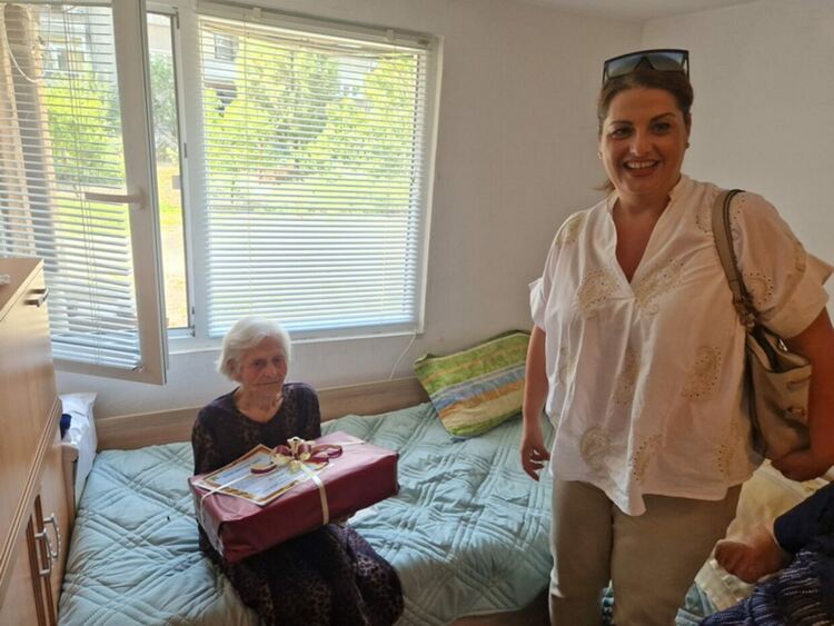 100-годишната баба Атанаска получи подарък от кмета на общината за юбилея си 