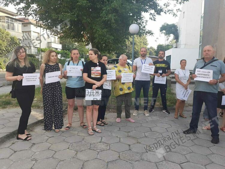 Нов протест на служителите от НОИ в Кърджали, настояват за увеличение на заплатите