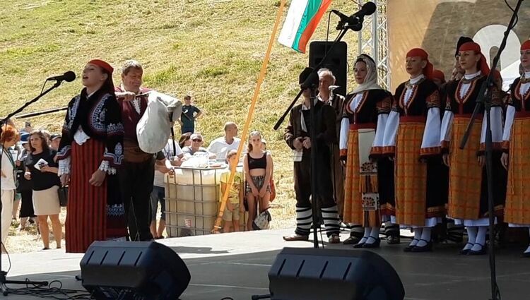 Младите таланти на „Зора-Зорничка“ се включиха в Събора на народното творчество на Рожен