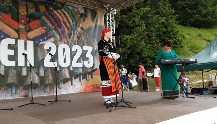 Младите таланти на „Зора-Зорничка“ се включиха в Събора на народното творчество на Рожен