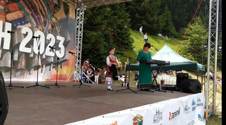 Младите таланти на „Зора-Зорничка“ се включиха в Събора на народното творчество на Рожен