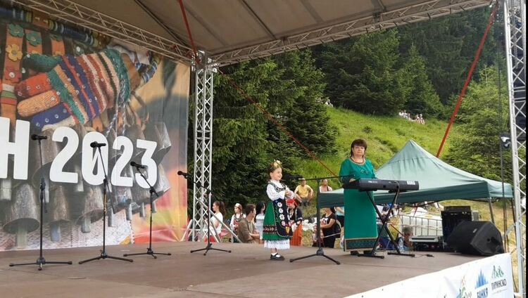 Младите таланти на „Зора-Зорничка“ се включиха в Събора на народното творчество на Рожен