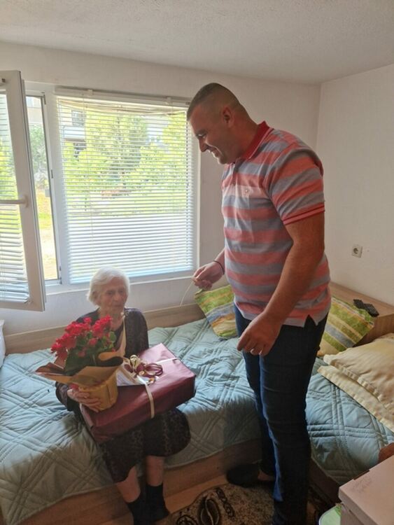 100-годишната баба Атанаска получи подарък от кмета на общината за юбилея си 