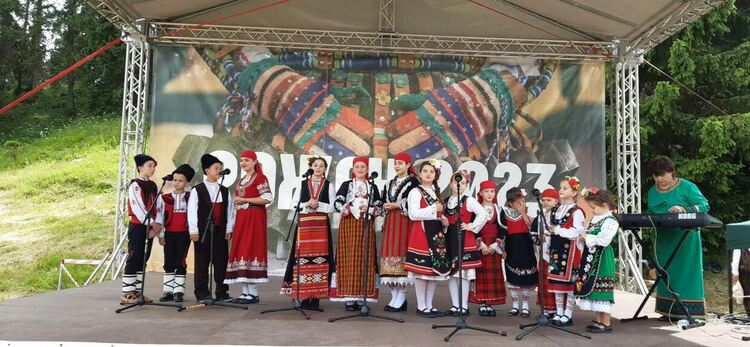 Младите таланти на „Зора-Зорничка“ се включиха в Събора на народното творчество на Рожен