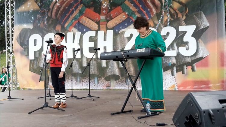 Младите таланти на „Зора-Зорничка“ се включиха в Събора на народното творчество на Рожен