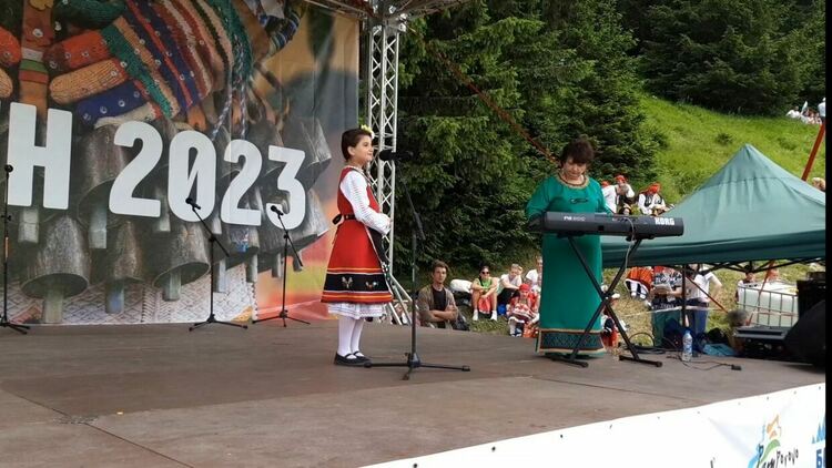 Младите таланти на „Зора-Зорничка“ се включиха в Събора на народното творчество на Рожен