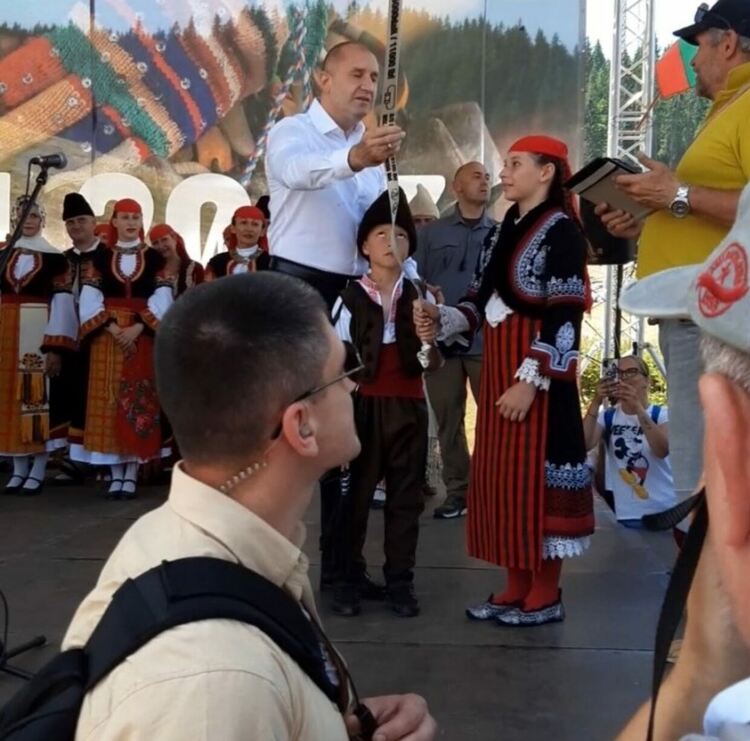 Младите таланти на „Зора-Зорничка“ се включиха в Събора на народното творчество на Рожен