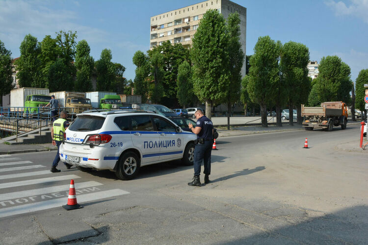 Шофьорът, блъснал пешеходец до пазара, е в тежко състояние в болница