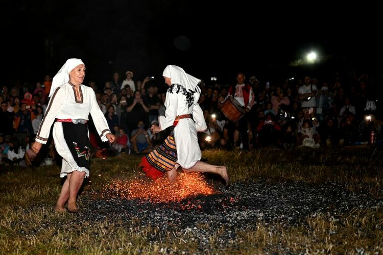 Десетки хиляди събра първият вечерен спектакъл на Роженския събор