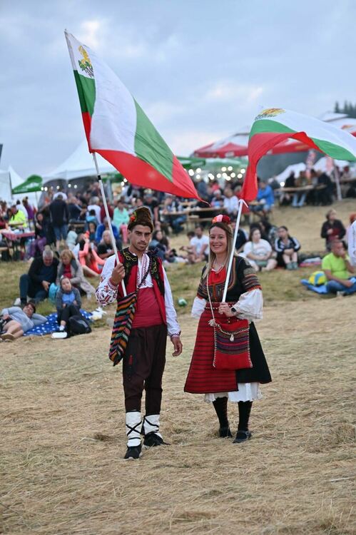 Десетки хиляди събра първият вечерен спектакъл на Роженския събор