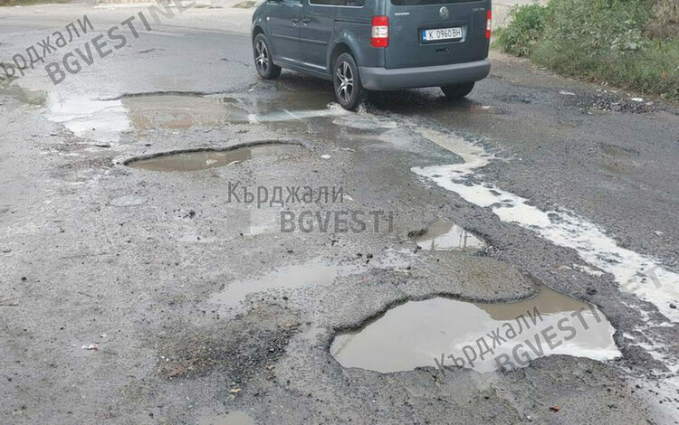 Кратери зейнаха в Махалата по пътя за Зоните за отдих насред туристическия сезон,  хотелиери заплашват с блокада