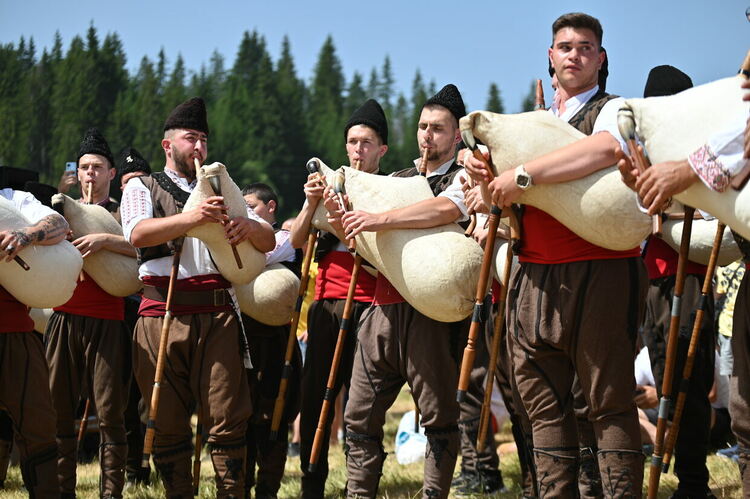 Десетки хиляди събра първият вечерен спектакъл на Роженския събор