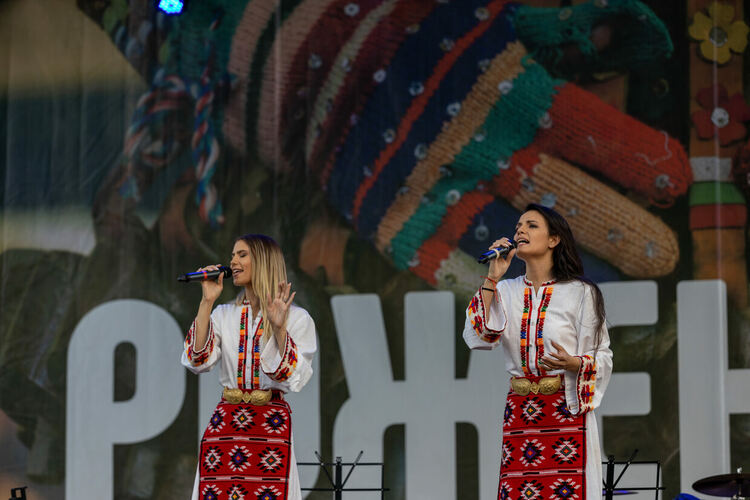 Десетки хиляди събра първият вечерен спектакъл на Роженския събор