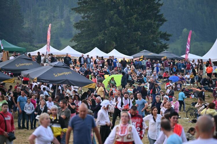 Десетки хиляди събра първият вечерен спектакъл на Роженския събор