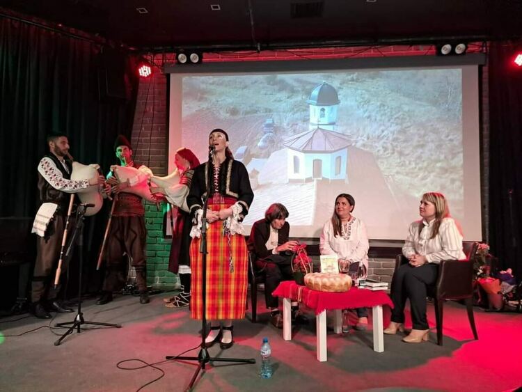 Кристина Палазова представя първата си книга "Разкази от корена" на събора в Чокманово