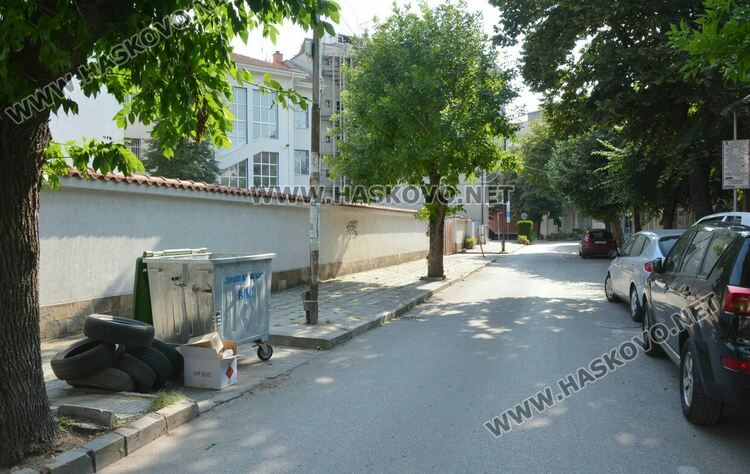 Изхвърлиха стари гуми насред центъра на Хасково