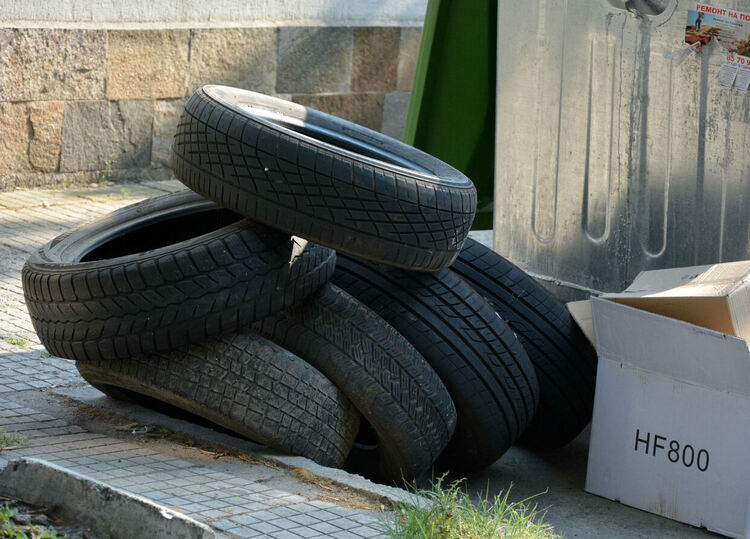 Изхвърлиха стари гуми насред центъра на Хасково