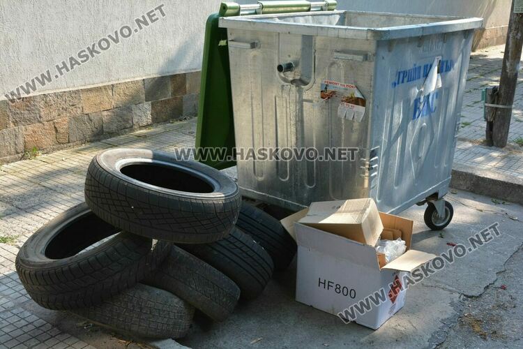 Изхвърлиха стари гуми насред центъра на Хасково