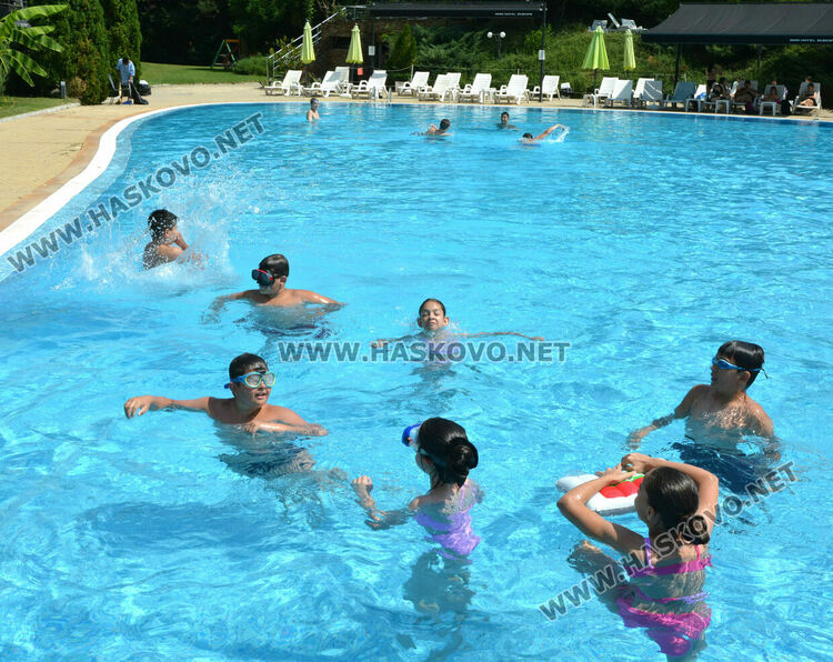 В жегата деца и възрастни се разхлаждат в басейни в Хасково