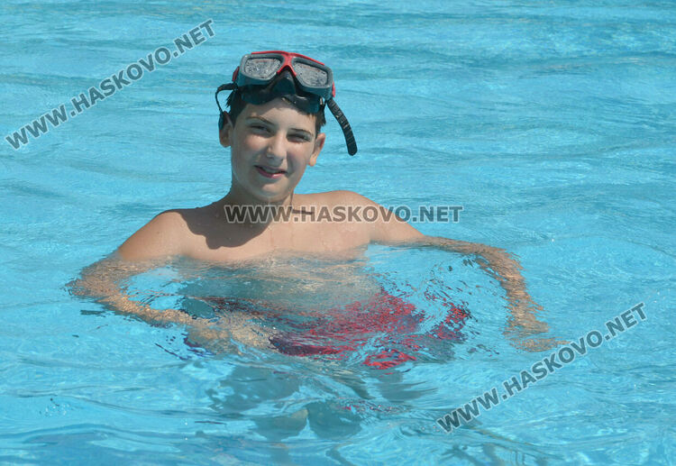 В жегата деца и възрастни се разхлаждат в басейни в Хасково