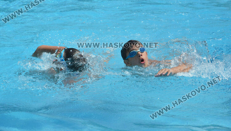 В жегата деца и възрастни се разхлаждат в басейни в Хасково