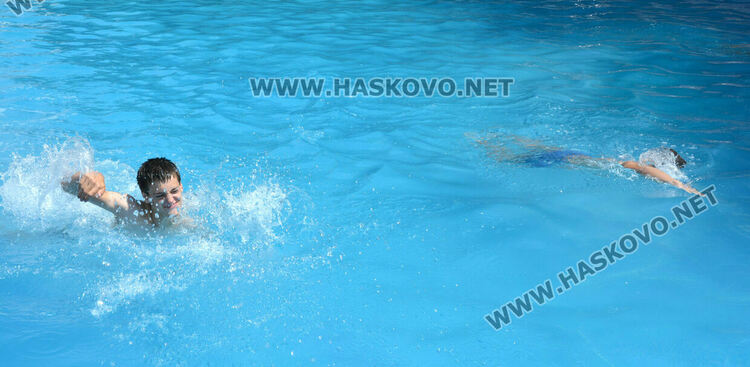 В жегата деца и възрастни се разхлаждат в басейни в Хасково