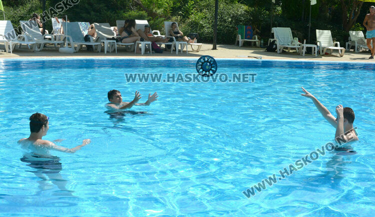 В жегата деца и възрастни се разхлаждат в басейни в Хасково