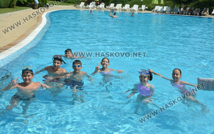 В жегата деца и възрастни се разхлаждат в басейни в Хасково
