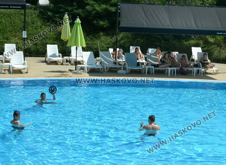 В жегата деца и възрастни се разхлаждат в басейни в Хасково