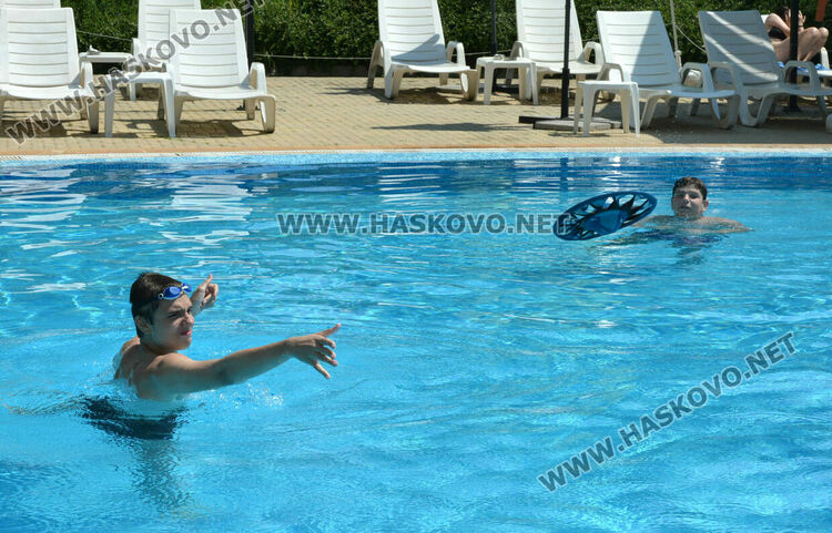 В жегата деца и възрастни се разхлаждат в басейни в Хасково