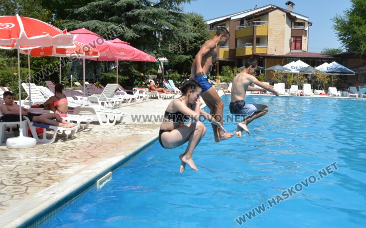 В жегата деца и възрастни се разхлаждат в басейни в Хасково