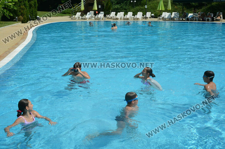 В жегата деца и възрастни се разхлаждат в басейни в Хасково
