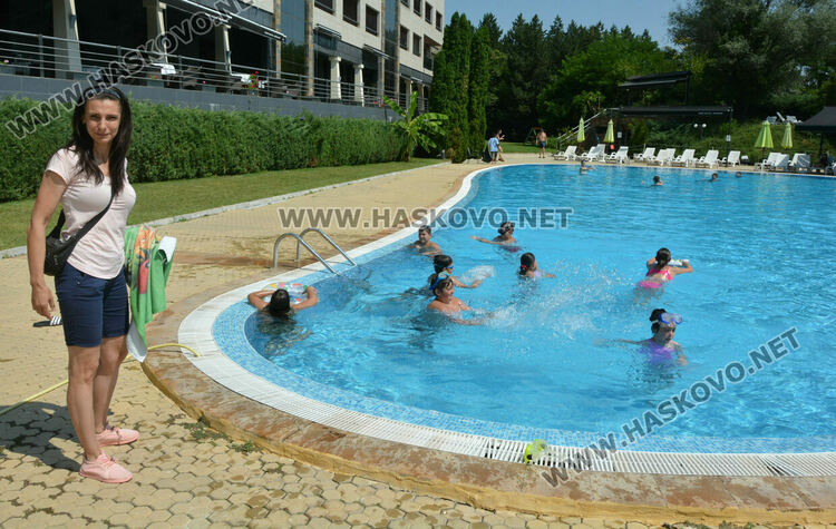 В жегата деца и възрастни се разхлаждат в басейни в Хасково