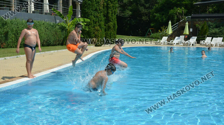 В жегата деца и възрастни се разхлаждат в басейни в Хасково