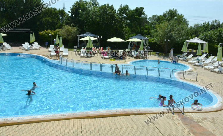 В жегата деца и възрастни се разхлаждат в басейни в Хасково
