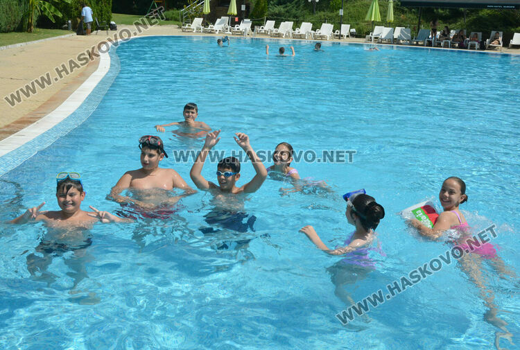 В жегата деца и възрастни се разхлаждат в басейни в Хасково