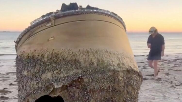 Мистериозен обект изплува на плаж в Австралия