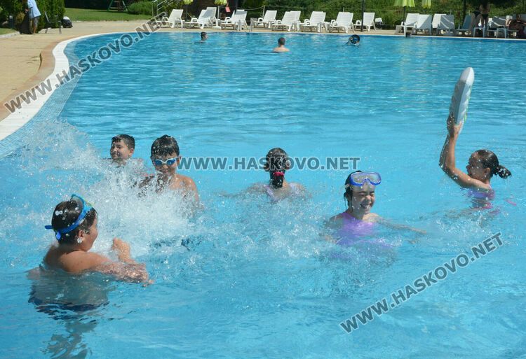 В жегата деца и възрастни се разхлаждат в басейни в Хасково