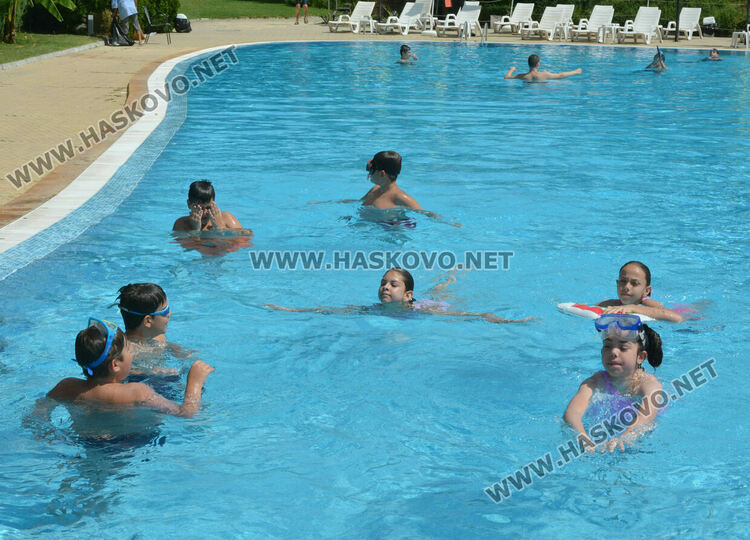 В жегата деца и възрастни се разхлаждат в басейни в Хасково